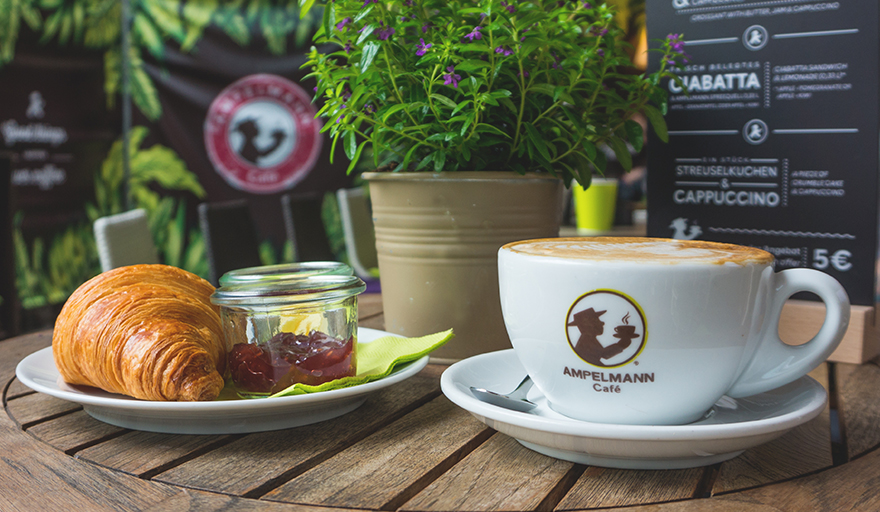 Croissant und Cappuccino im AMPELMANN Café Berlin