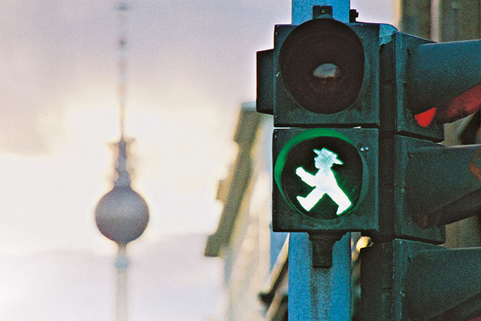 Berliner Ampelmann in der Ampel vor dem Fernsehturm