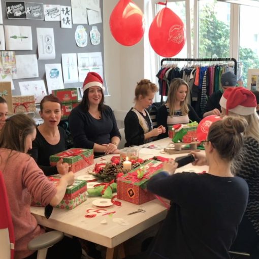 Gemeinsam "Weihnachten im Schuhkarton" verschenken